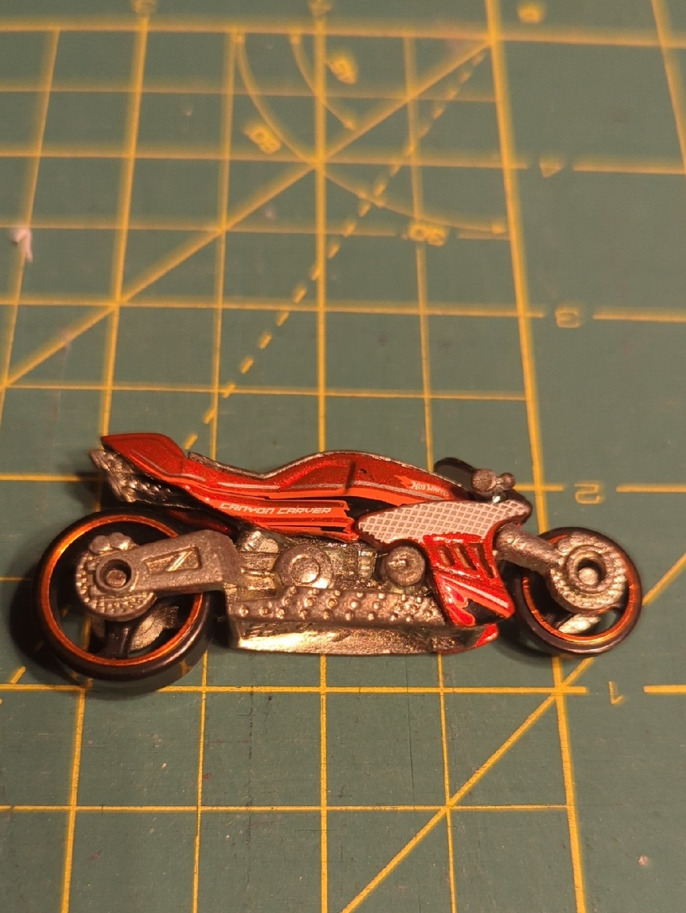 2010 Hot Wheels Canyon Carver Orange and Silver Toy Motorcycle